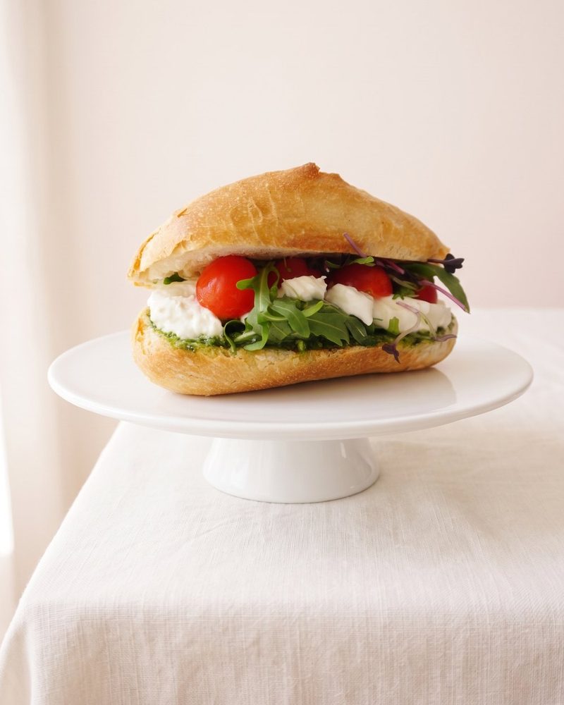 Ganzes belegtes Brötchen - Mozzarella di Bufala & Cherry Tomaten