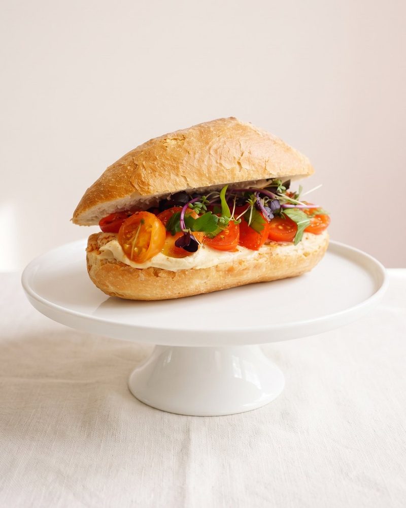 Ganzes belegtes Brötchen - Hummus & Cherry Tomaten (vegan)