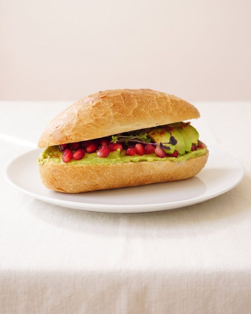 Ganzes belegtes Brötchen - Avocado & Granatapfel (vegan)