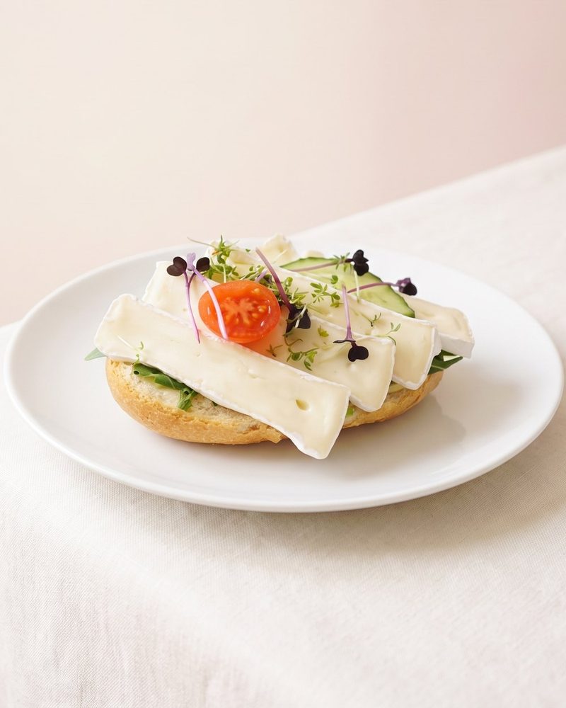 Halbes belegtes Brötchen - Camembert
