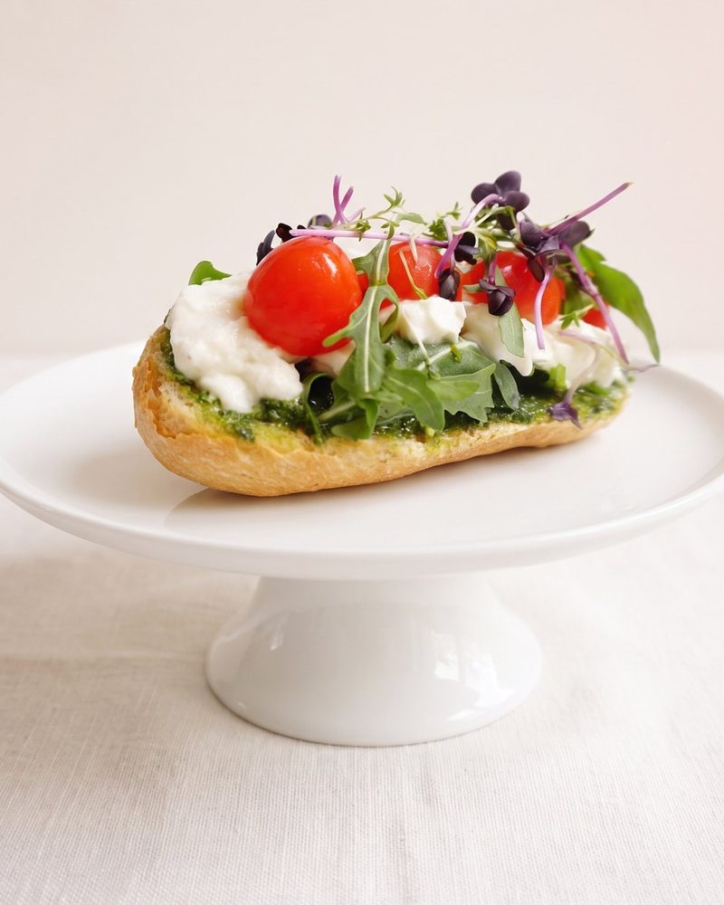Halbes belegtes Brötchen - Mozzarella di Bufala & Cherry Tomaten
