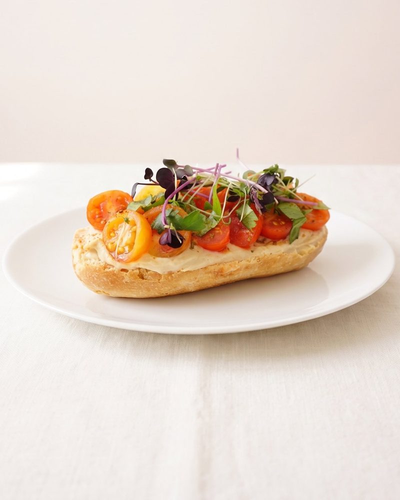 Halbes belegtes Brötchen - Hummus & Cherry Tomaten (vegan)