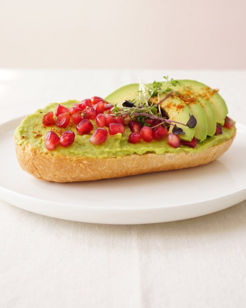 Halbes belegtes Brötchen - Guacamole & Granatapfel (vegan)