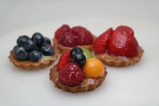 Obst Petit Fours - Zitronen Baiser, Zitronencreme, Brombeer, Kirsch mit Schokolade, Birne, Apfel, Trüffelcreme Schokolade, Rhabarber, Erdbeer, Himbeer, Exotique, Blaubeer