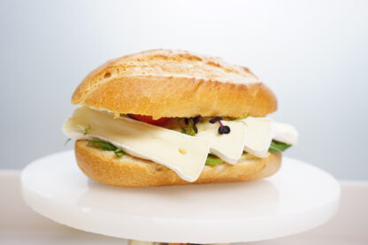 Ganzes belegtes Brötchen - Camembert