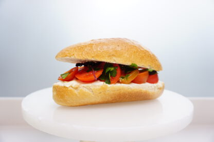 Ganzes belegtes Brötchen - Frischkäse