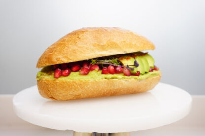 Ganzes belegtes Brötchen - Avocado & Granatapfel (vegan)