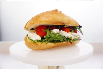 Ganzes belegtes Brötchen - Mozzarella di Bufala & Cherry Tomaten