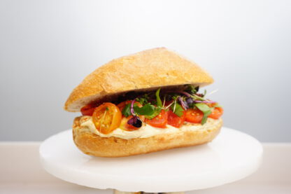 Ganzes belegtes Brötchen - Hummus & Cherry Tomaten (vegan)