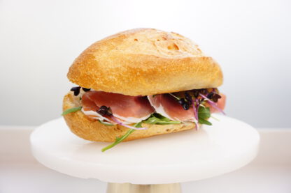 Ganzes belegtes Brötchen - Parmaschinken