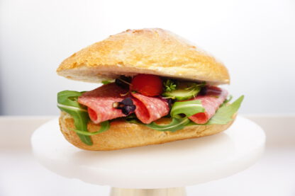 Ganzes belegtes Brötchen - Salami