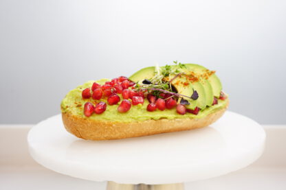 Halbes belegtes Brötchen - Guacamole & Granatapfel (vegan)