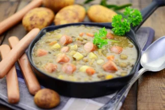 Kartoffelsuppe mit Frankfurter Würstchen